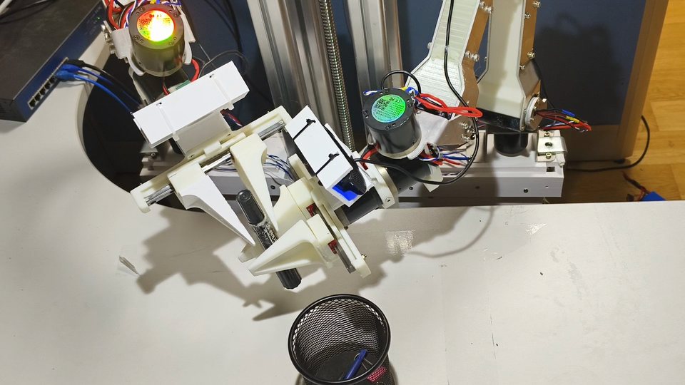DIYRobot handing over a pen between two grippers